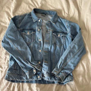 Ljusblå jeansjacka - Säljer min ljusblåa jeansjacka eftersom den inte kommer så mycket till användning! Inte tecken på användning förutom en liten fläck vid knapparna🫣 Köpt från Junkyard!