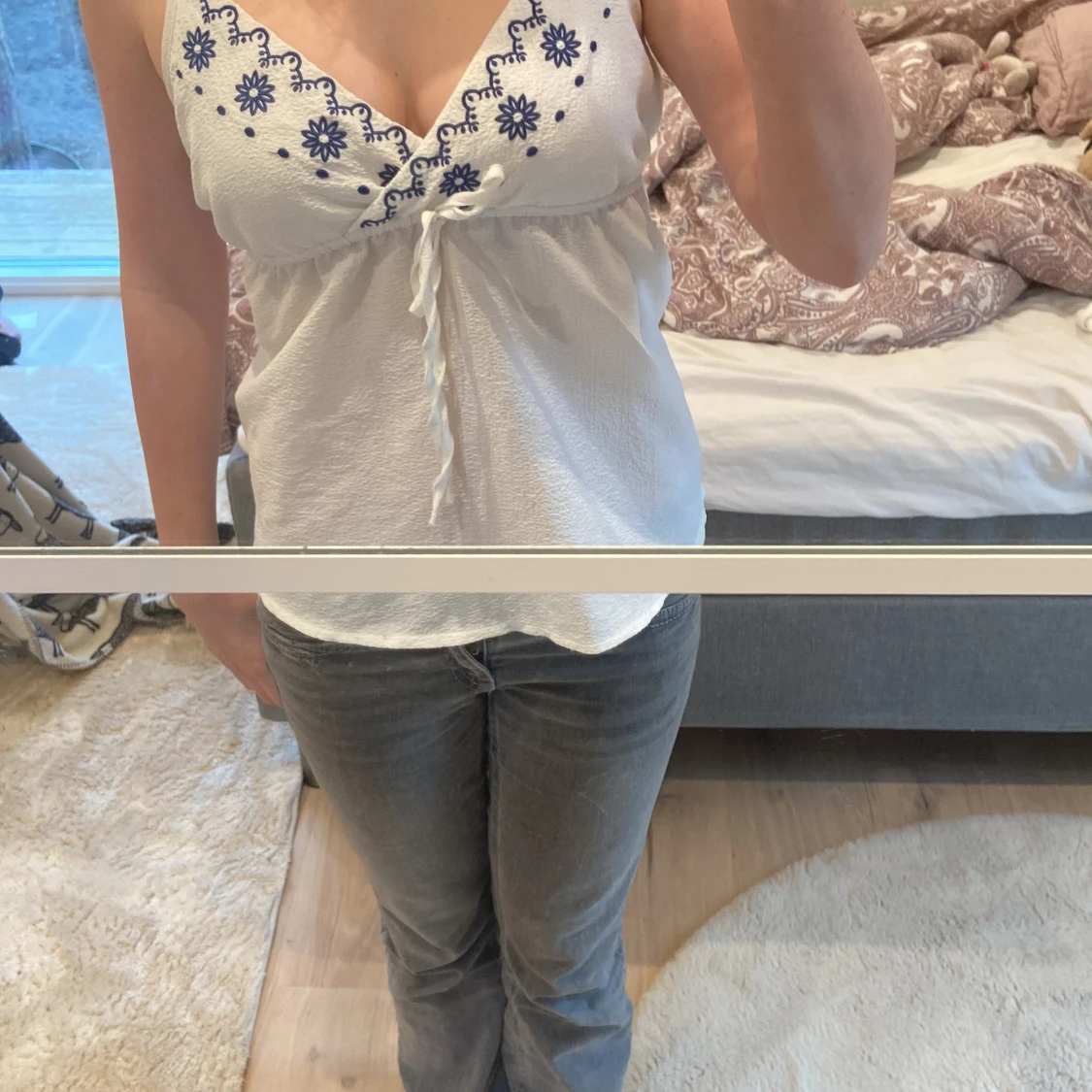 Vit linnetopp med blå broderi och knyt - 2