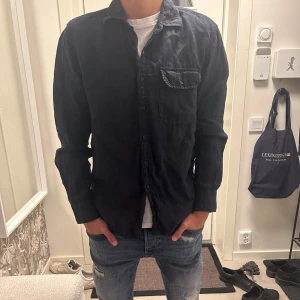 Svart långärmad skjorta från Replay - Tjena, säljer nu min snygga overshirt skjorta från Replay. Skriv  gärna om ni har några funderingar!🤩💭
