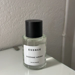 Essnce parfym Perenne Amore - Parfym från essnce i doften Perenne Amore. Endas test sprejad 