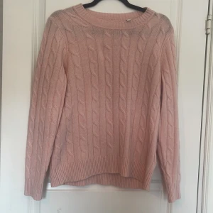 Ljusrosa kabelstickad tröja från GANT - Aldrig använd. Säljer en ljusrosa kabelstickad tröja från GANT. Perfekt för lager-på-lager och ger en klassisk look med sitt stickade mönster. Perfekt till höstgarderoben. Nypris 1.200kr