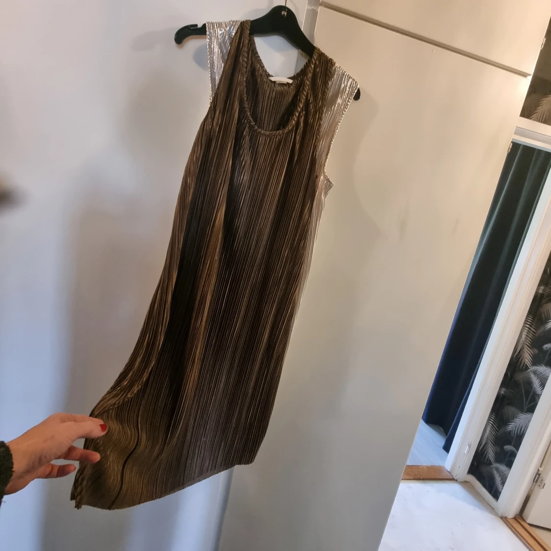 Plisserad brun ärmlös klänning