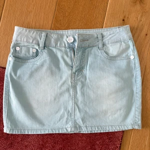 Ljusblå jeanskjol  - Ljusblå kort jeanskjol. Inga defekter🙂står ej storlek men tippar på xs-s