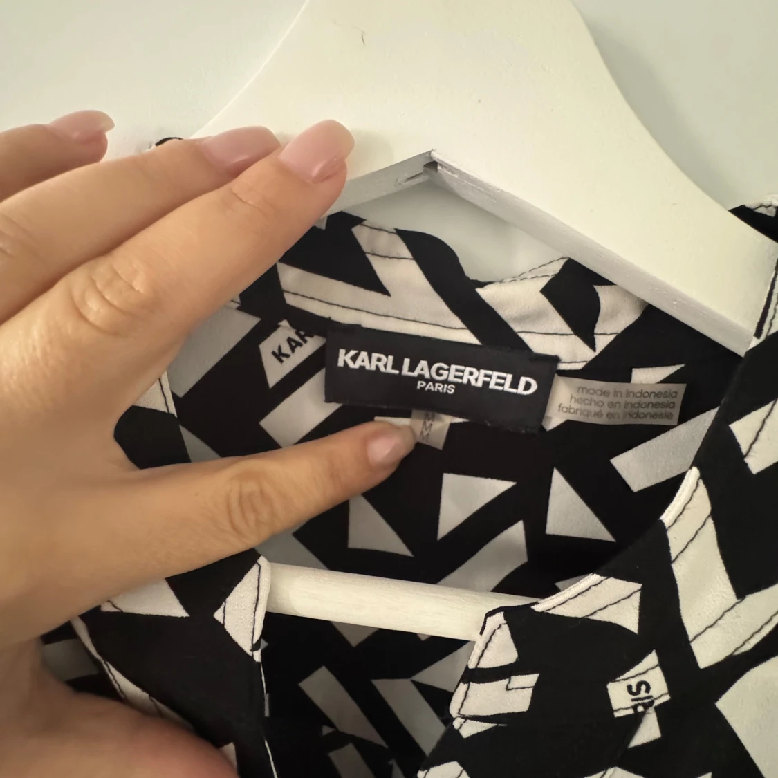 Svartvit mönstrad blus från Karl Lagerfeld - 1