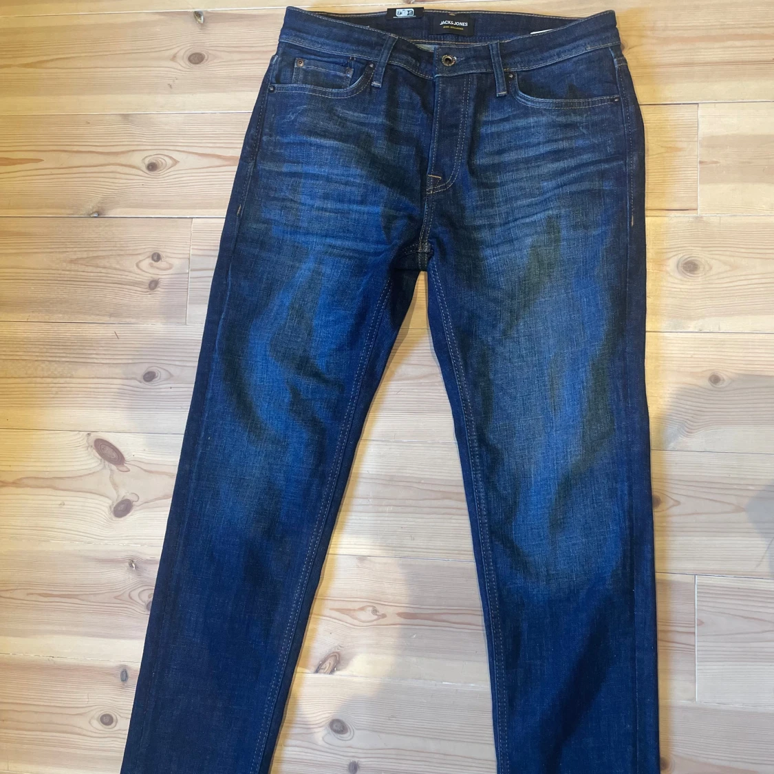 Mörkblå jeansbyxor. Helt nytt skick. Köpte för 899 säljer nu för 200 kr