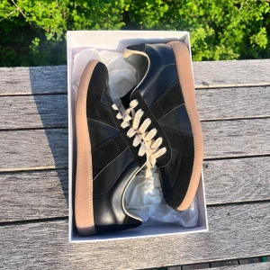 Maison Margiela Gats - Säljer ett par nästan nya gata som är perfekta till sommaren. Går att matcha med alla stilar och outfits!!!🔥🔥.             Kom i dm för frågor och prisförslag!!!