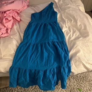 Blå oneshoulder klänning - Säljer en blå oneshoulder klänning, aldrig anvönd