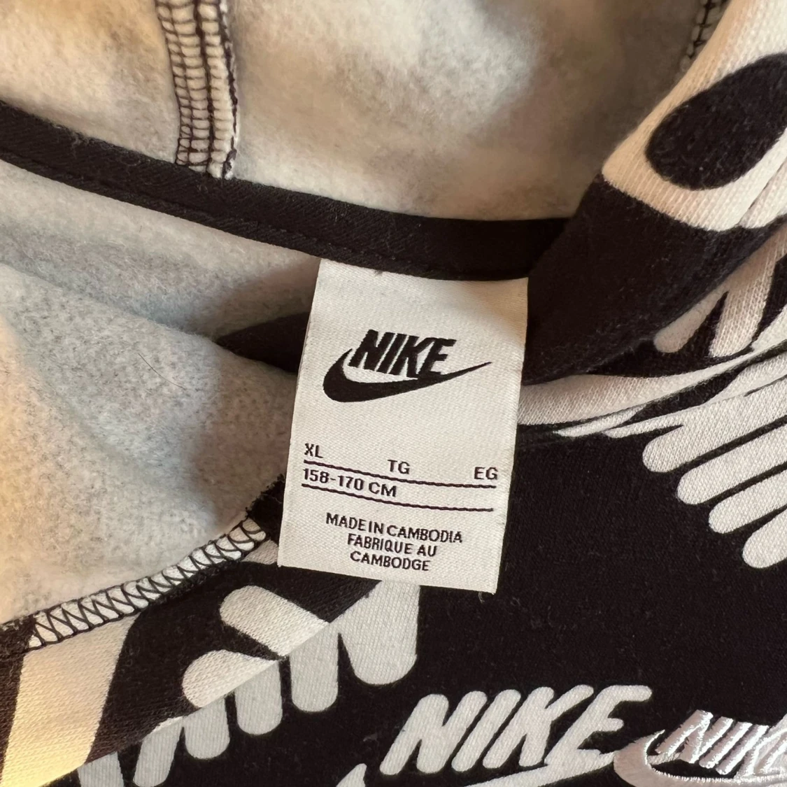 Svartvit hoodie från Nike med logga och text - 3