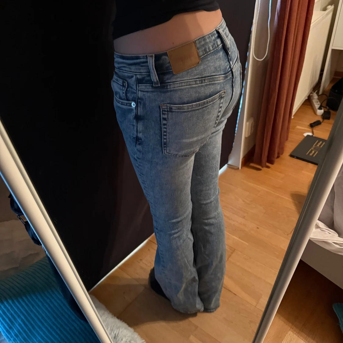 Blå bootcut jeans från Weekday - 1