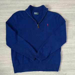 Ralph lauren zip tröja  - Ralph Lauren tröja | Skick 9/10 | Size - S | Fraktar via postNord eller instabox på köparens bekostnad | Hör av dig vid minsta frågor eller funderingar // LuxeCloset