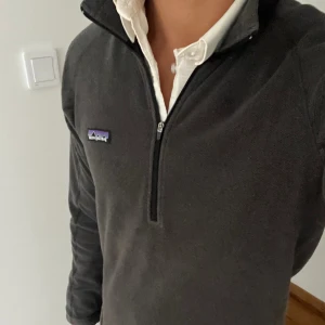 Patagonia fleece - Säljer denna vintage patagonia fleece med halfzip i grå färg. Storlek XS pasar S. Hojta till för mer bilder eller info. ✌🏼😊