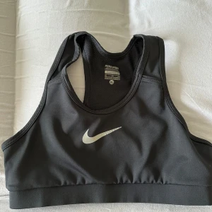 Sportbh - Nike - Träningsbh från Nike. Står storlek XL men är INTE det.  Skulle säga S/M. Väldigt skön passform, lite slitage vid Nike loggan annars i fint skick. 