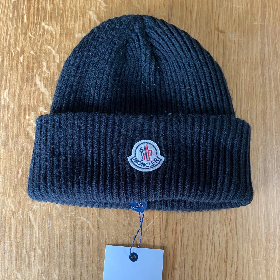 Svart ribbad mössa från Moncler