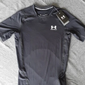 Svart compression shirt - Säljer en compression shirt från Under Armour. HELT OANVÄND, ÄKTA.        Nyypris 400kr                                                                            Slutsålda online