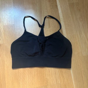 Sport bh  - Sport bh med detaljer både framme och bak, ihåligt. Ingen lukt, saknar inlägg! 