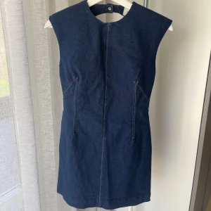Àvora Mirella Denim Mini Dress - Säljer min helt oanvända jeansklänning från Àvora i storlek 36. Nypris 1300kr, jag säljar den för 900kr