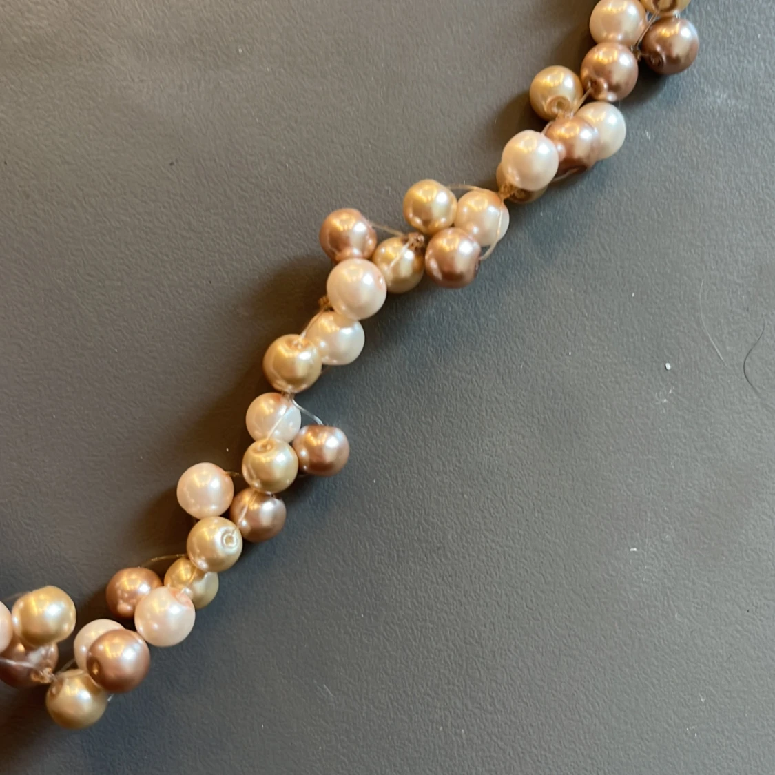 Pärlset halsband och armband i guld- och champagnefärg - 3