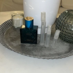 Versace Eros Eau de toilette - Säljer samples i olika storlekar av Versace Eros edt. säljer i storlekarna 2,3,5ml. Pris 2ml=30kr, 3ml=40kr, 5ml=60. Finns fler parfymer i min profil