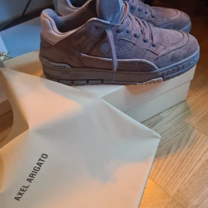 Axel Arigato stl 42 - Fint skick, inköpta i januari/februari. Färgen är grey/Light blue. 9/10 i skick. Nypriset va 3299:-