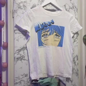 Blå anime tröja - Har använt den här tröjan max 2 gånger. Säljer pga att jag rensar garderoben.normal i storleken och är fortfarande i bra skick.