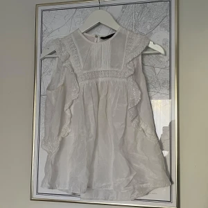 Volang topp - Super söt blus till sommaren med volanger i spets🌸Storlek XS (passar S) 