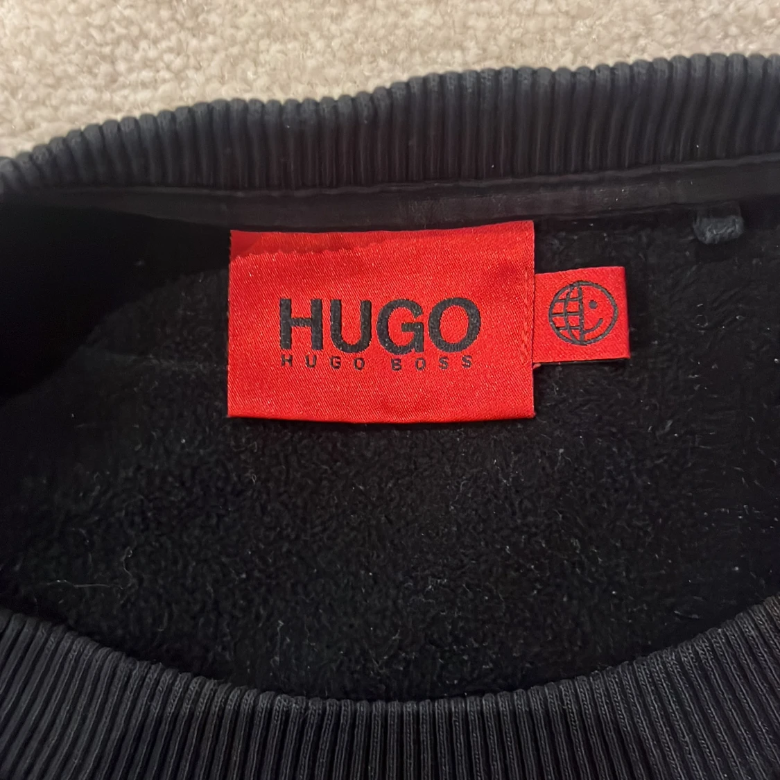 Svart sweatshirt från Hugo - 1