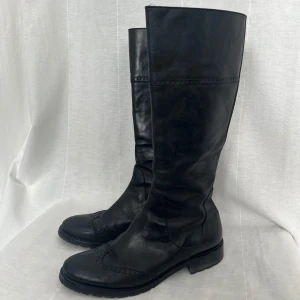 Läderboots - Svarta boots i läder med detaljer från Brighton. Gjorda i Italien 💞