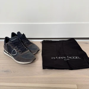 Philippe Model Sneakers - Säljer ett par mörkblå skor från Philippe Model av modellen Trpx. Skorna är i storlek 44 och är i fint skick.  Nypris: 2800 kr Kvitto: Nej 