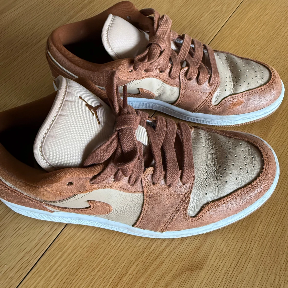Nike Air Jordans Low i beige och rostbrun mocka - 3