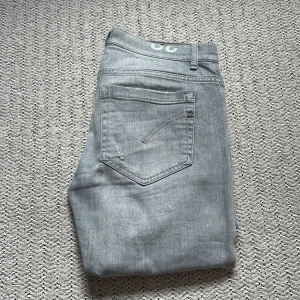 Dondup George  - Dondup George, trendigaste jeansen och färgen på marknaden, har lite deffekter på benet men man tänker ej vid användning, bästa gråa färgen till sommaren, nypris: ca 3000-4000, skick: grymt bra, Lägg ett bud eller köp direkt!!!