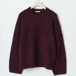 Vinröd stickad tröja - Tröjan har inget tecken på användning och nästan helt oanvänd. Suuuperfin färg och så mysig tröja