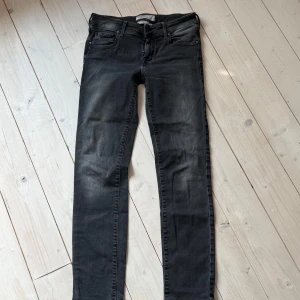 Grå jeans från Jacob Cohen - Säljer ett par grå jeans från Jacob Cohen till ett väldigt bra pris eftersom jag behöver få sålt dem. Jeansen har raka ben, normal passform och stängs med dragkedja och knapp. Nypris ligger på cirka 5 tusen