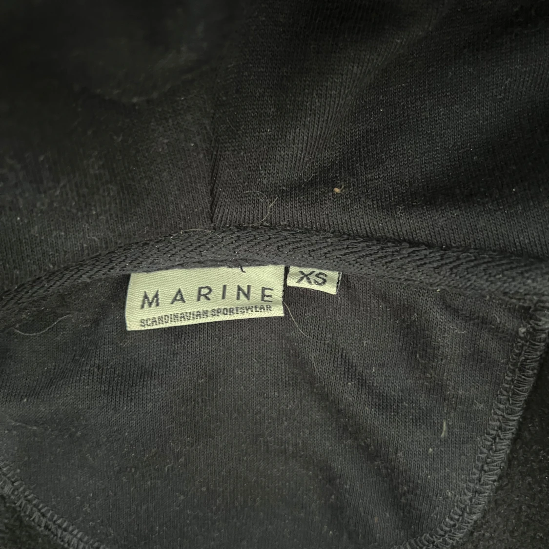 Mörkblå hoodie med dragkedja från Marine - 2