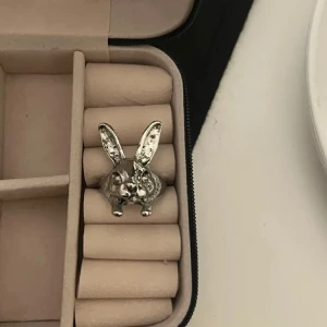 Silverfärgad ring med kaninmotiv - Fin silverring 💖💖💖💖