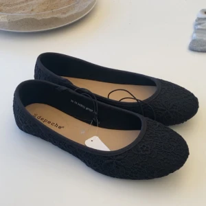 Svarta ballerinaskor från Depeche - Säljer ett par svarta ballerinaskor från Depeche med vackert spetsmönster. Skorna har rund tå och platt sula, perfekta för en stilren och enkel look. Passar till många olika outfits och är lätta att bära. Helt nya med prislapp kvar 