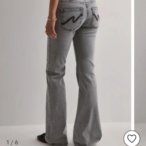 Jeans från Nelly  - Jeans från Nelly i strl 38, nypris 699 säljer för 599 , de är som nya och har inga defekter❣️