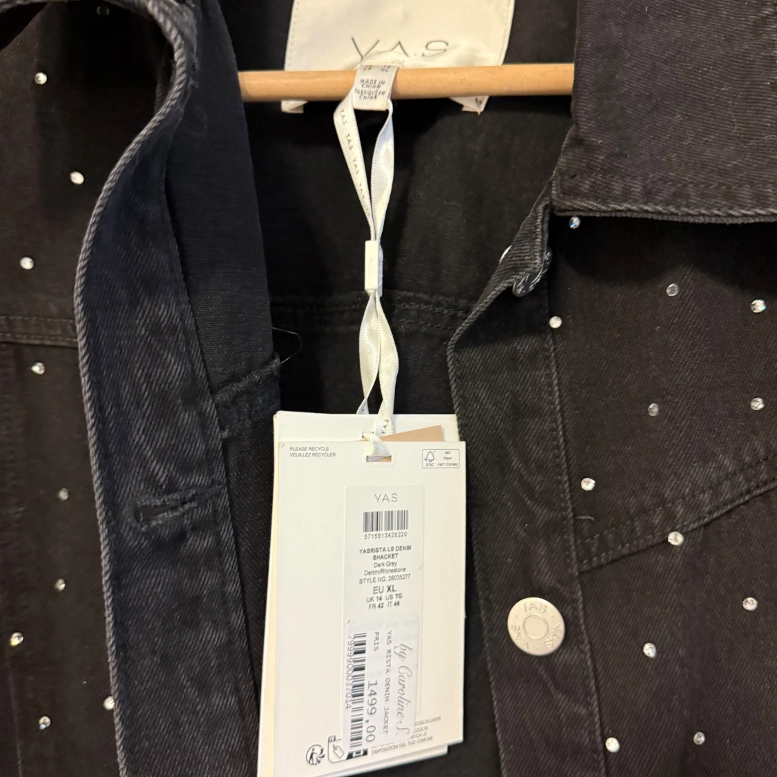 Svart jeansjacka med pärlor/nitar från YAS - 2