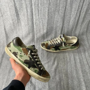 Golden Goose skor  - Säljer ett par Golden Goose skor! Skorna är i storlek 44! Hör gärna av dig om du har frågor! 