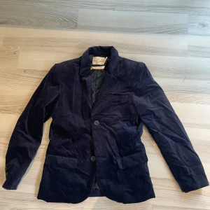 Kavaj mörkblå HOLLY&WHYTE - Fin mörkblå kavaj från HOLLY&WHYTE. Storlek 146 UK 10-11Y. Främst för pojkar men funkar såklart även för flickor.