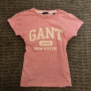 Gant tröja - Tröjan är i barnstorlek 134-140 men skulle säga att den passar XS!💗 Hör av er vid frågor!