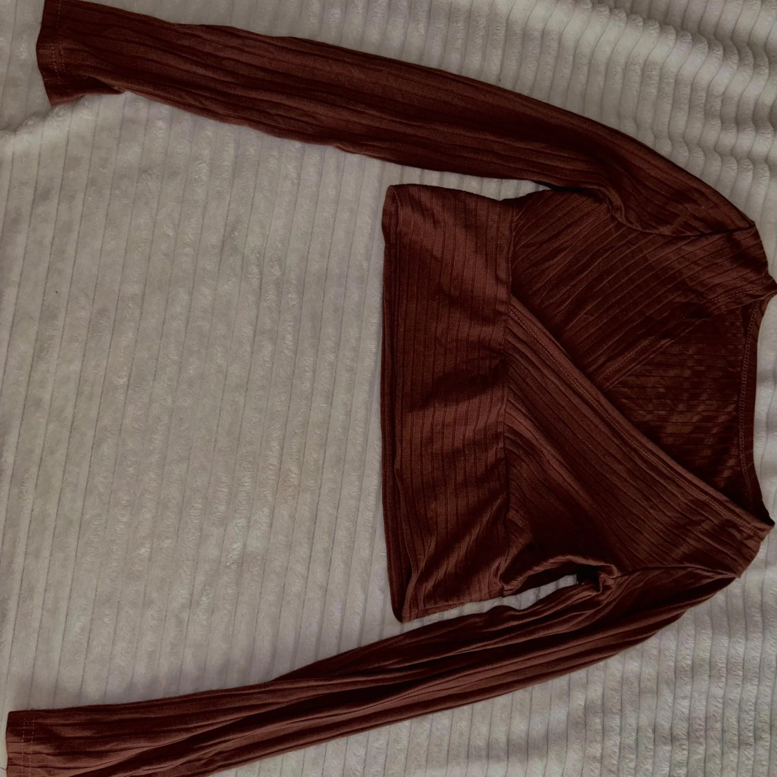 Brun omlottopp med lång ärm