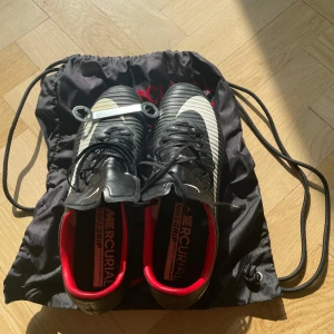 Nike Mercurial Vapor Elite SG - Säljer ett par svarta och röda Nike Mercurial vapor sg. Skorna är knappt använd.