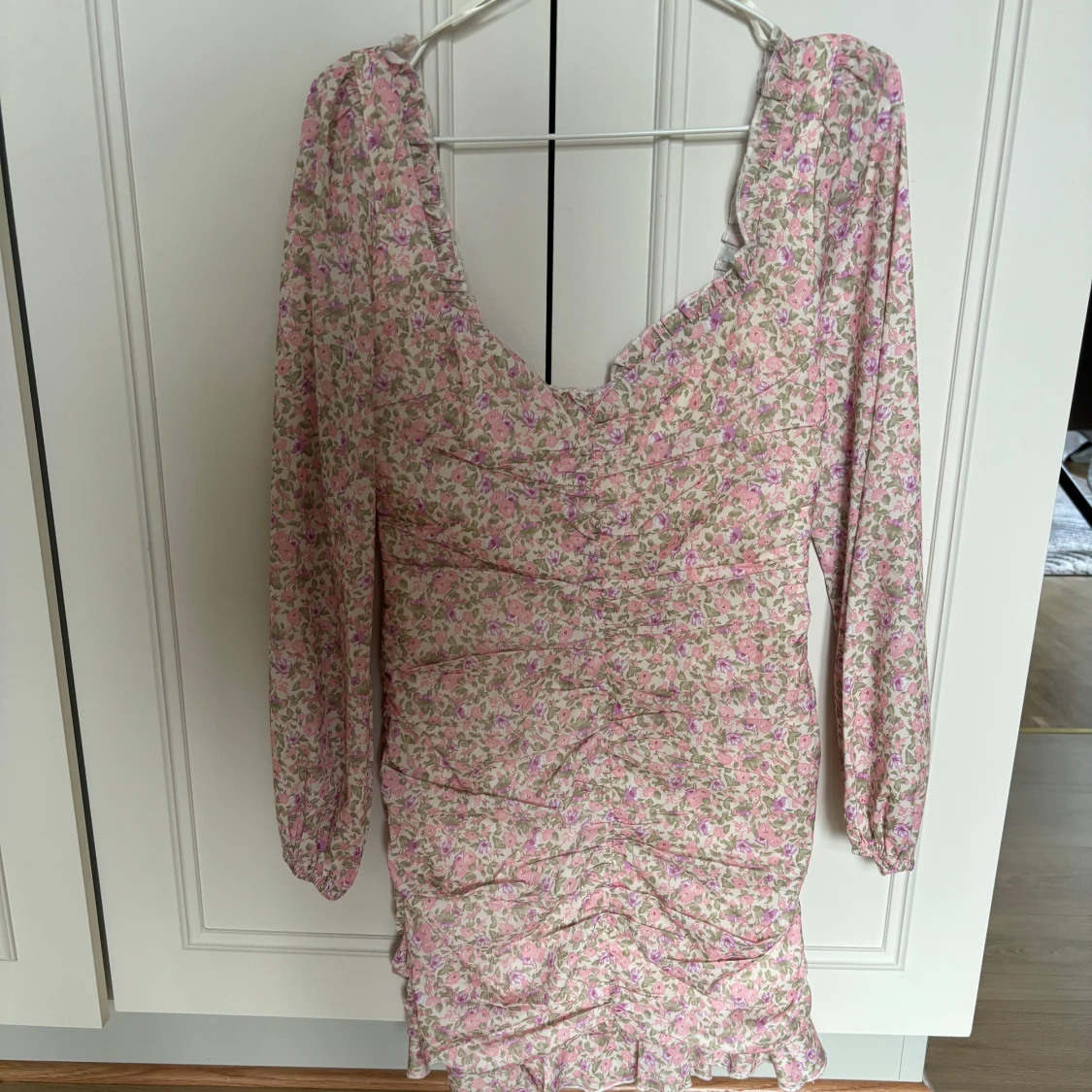 Blommig kortklänning. - 2