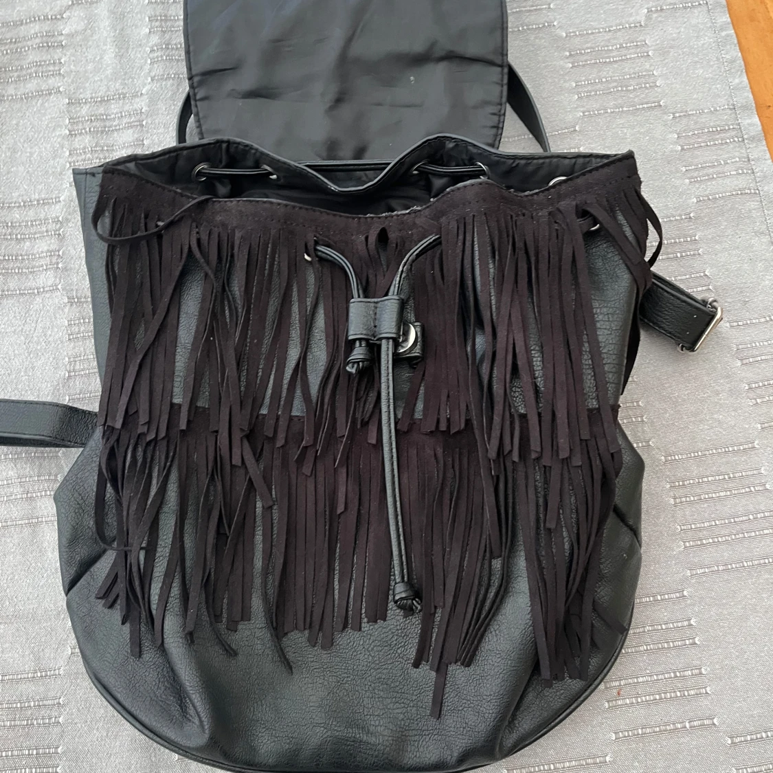 Svart mocka ryggsäck med fransar - 2