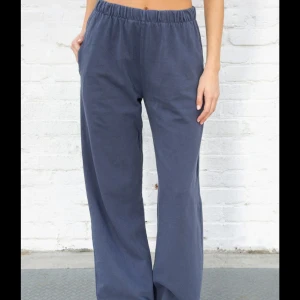 Mörkblå mjukisbyxor från Brandy Melville - Säljer ett par mörkblå mjukisbyxor från Brandy Melville, Anastasia sweatpants. 🥰