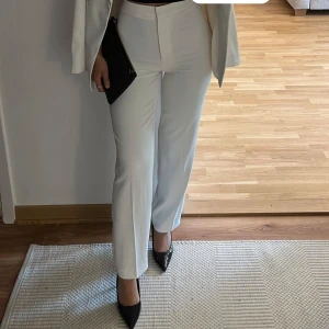 Vita kostymbyxor - Säljer dessa fina kostymbyxor från H&M, som är slutsålda. Inga defekter alls, säljs pga att den inte kommer till längre någon användning. Nypris: 399kr. Använda fåtal gånger