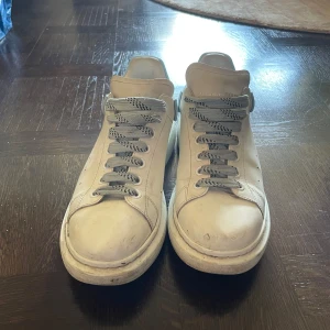 Alexander McQueen skor. - Fläckarna går att tvätta bort. Nypris 5000 kr. Pris kan diskuteras.
