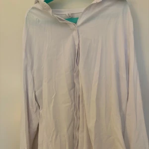 Vit skjorta från Amisu - Klassisk vit skjorta från Amisu i storlek S. Skjortan har lång ärm, krage och knäppning framtill. Perfekt att styla till olika outfits för en clean och stilren look.