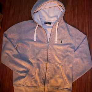 Grå hoodie från Polo Ralph Lauren - Säljer en min ralph lauren tröja för har tröttnat på den. kan tänka mig att byta mot nått.  annars kan priset diskuteras vid snabb affär 