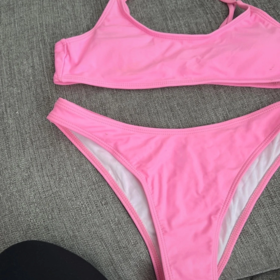 Rosa bikini med smala axelband - 1